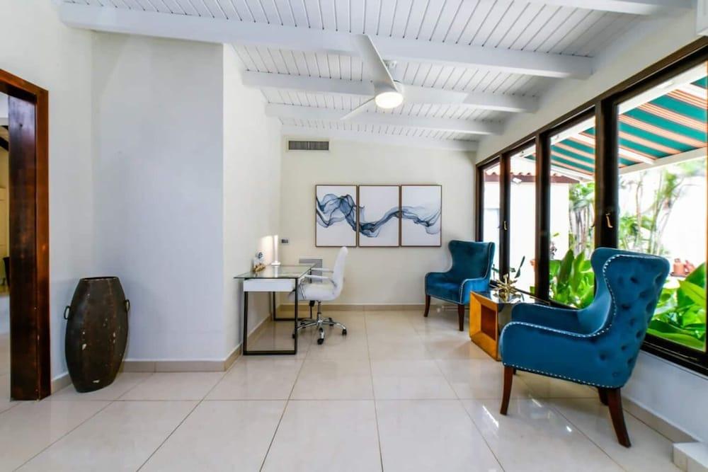 Blue Makini Villa in Noord