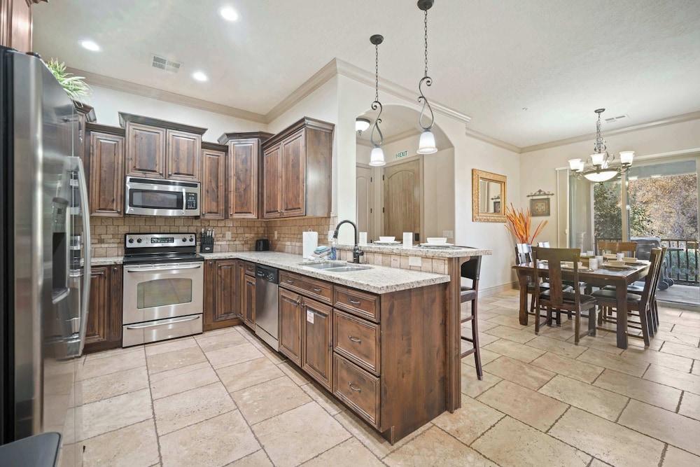 Western Front - Rustic Charm & Comfort