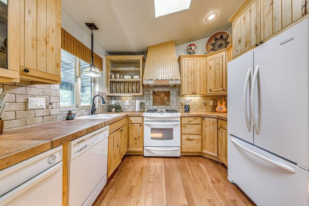 18 Mi to Ski Apache - Ruidoso Home Fit for Family!