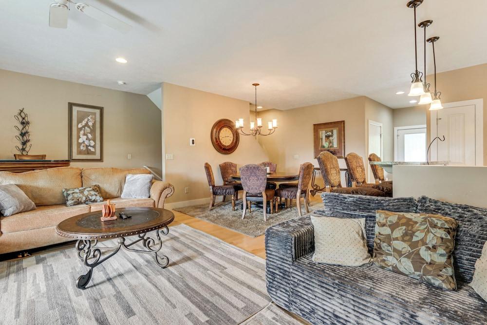 1 Mi to Wisp Resort: Hot Tub Haven in Mchenry!