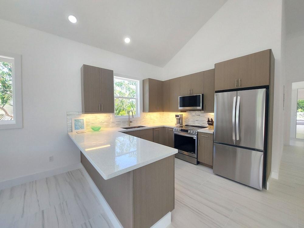 Silver Palms - Brand New Designer Home On Banks Road 2 Bedroom Home