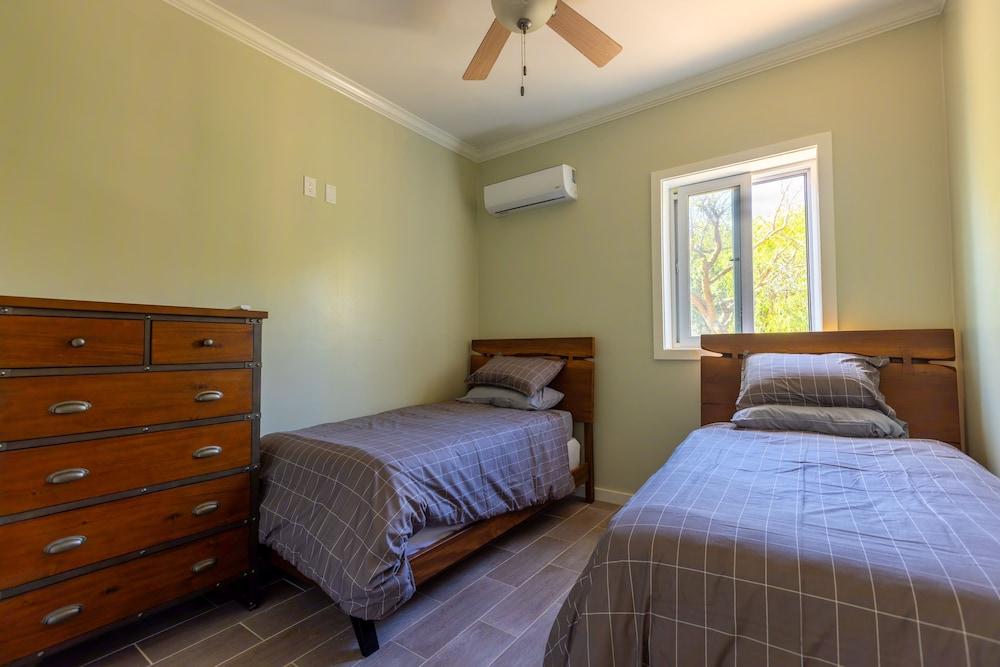 Seas The Day - Brand New Villa W/ocean View, Walk To Rainbow Bea 3 Bedroom Home