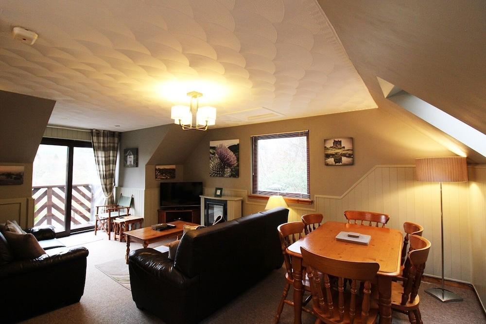 Highland Comfort With Mountain Views