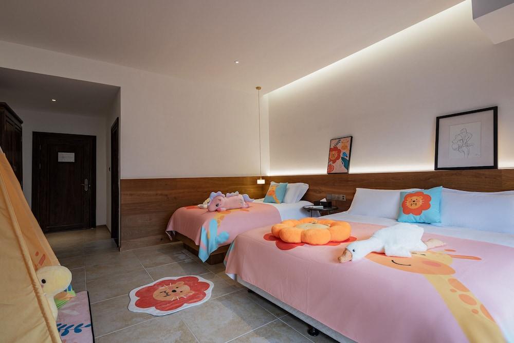 Yunfu Mid Hill Resort Hotel