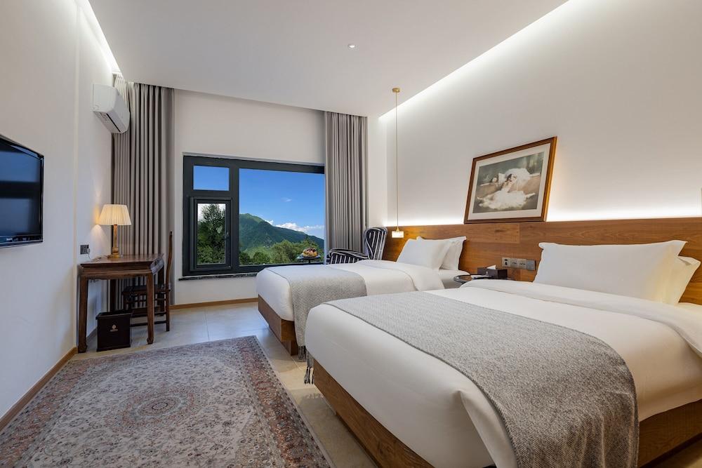 Yunfu Mid Hill Resort Hotel
