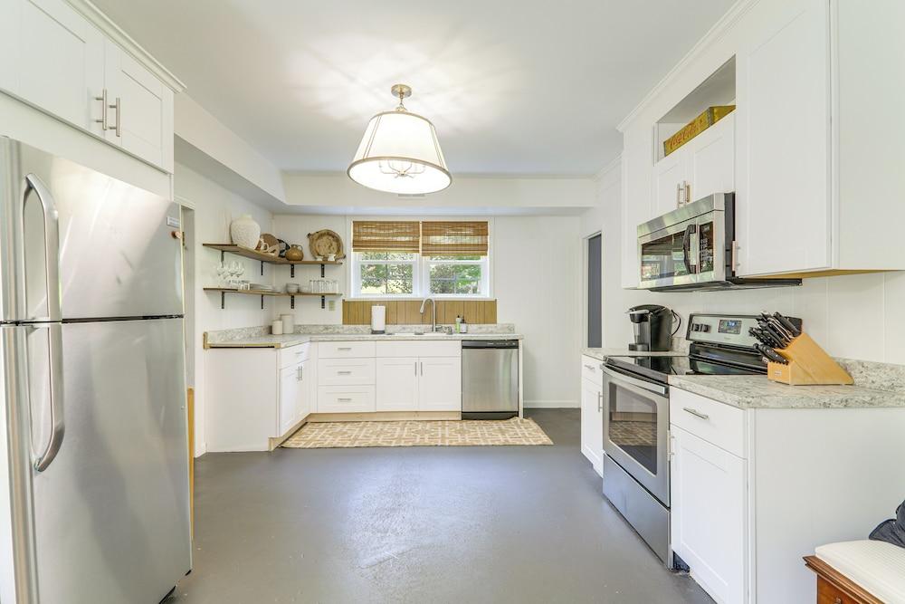 4 Mi to Uga: Bright & Airy Athens Apartment!