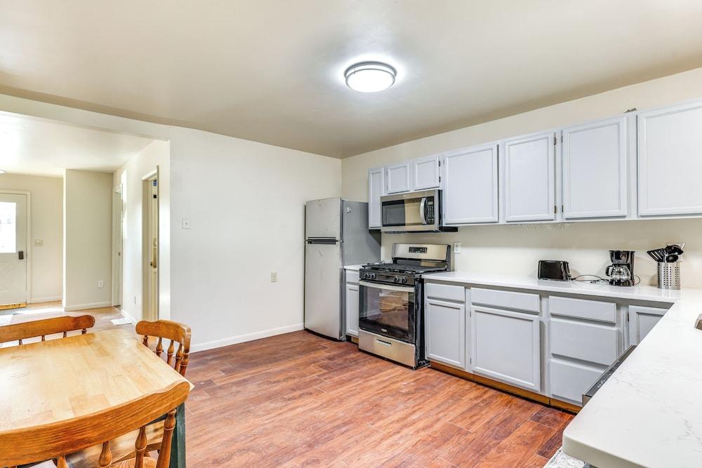 1 Mi to Dtwn Saratoga Springs: Cozy Duplex Apt!