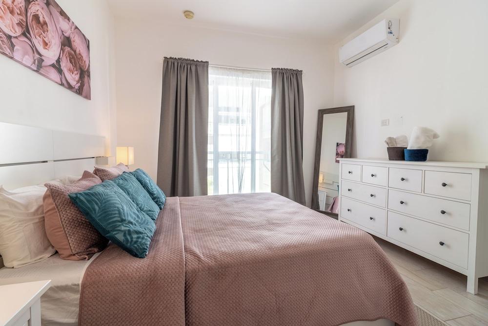 Modern 2BR Apartment - Paseo del Mar