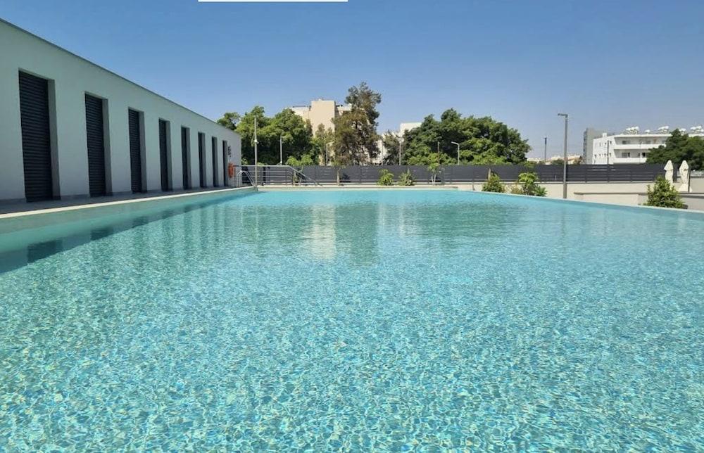 128 LIM - 2002 Stay Only Tower Suite