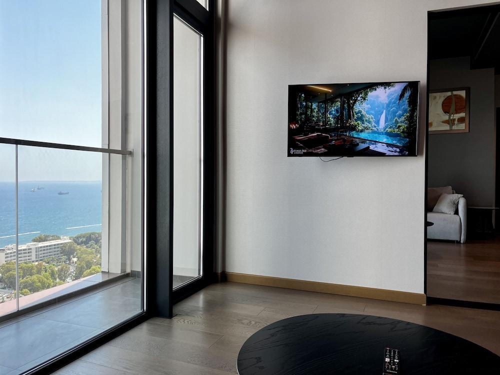 128 LIM - 2001 Stay Only Tower Suite