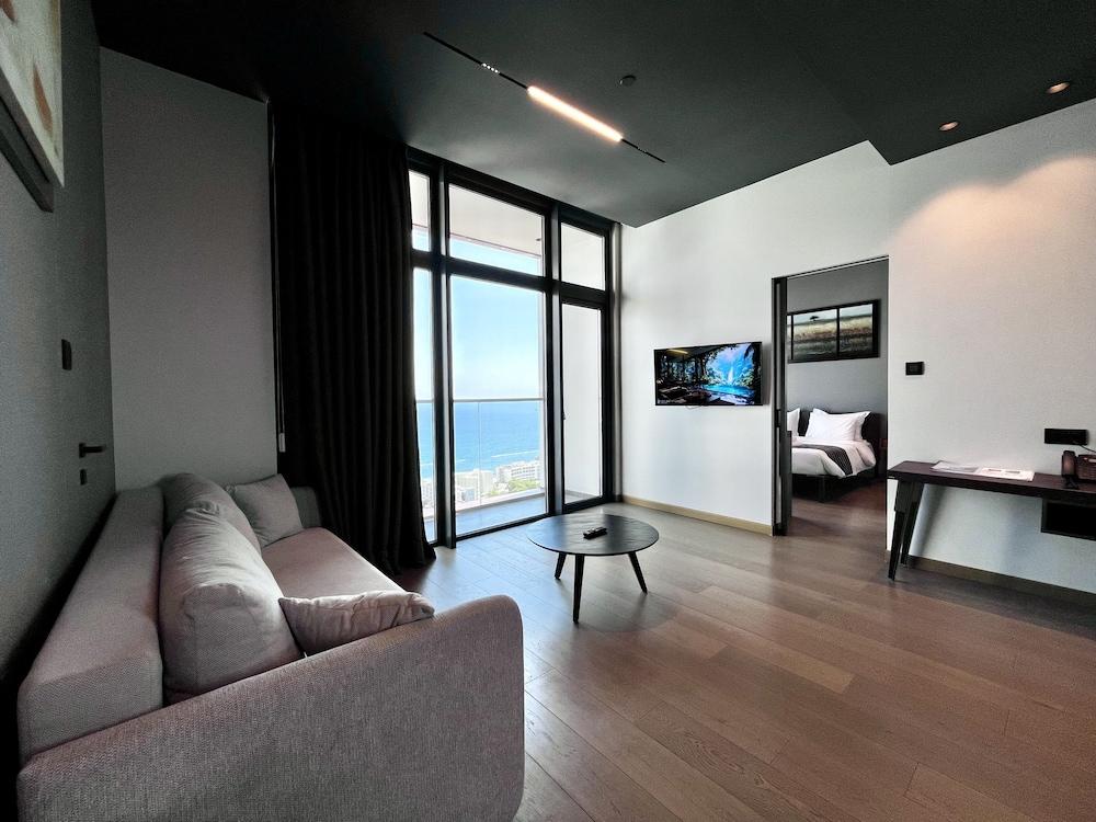 128 LIM - 2001 Stay Only Tower Suite