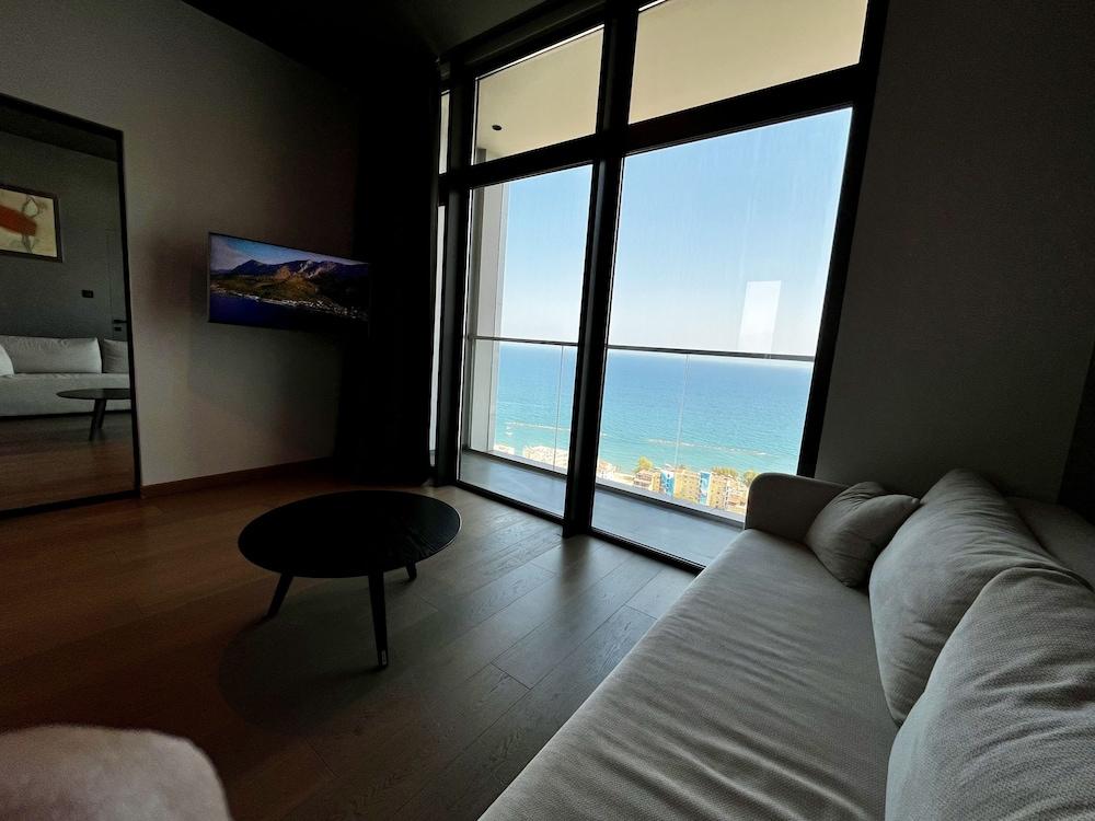 128 LIM - 2006 Stay Only Tower Suite