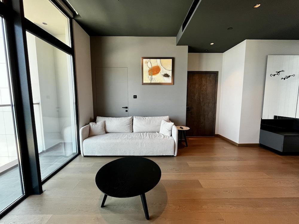 128 LIM - 2006 Stay Only Tower Suite