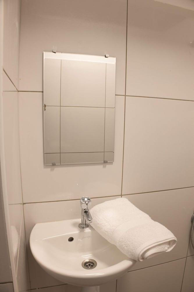 Airport Manini Lodge Studio 8