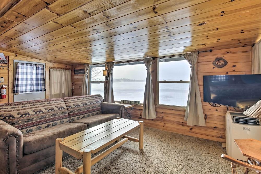 Charming Lost Lake Cabin: Fish, Boat & Hunt!