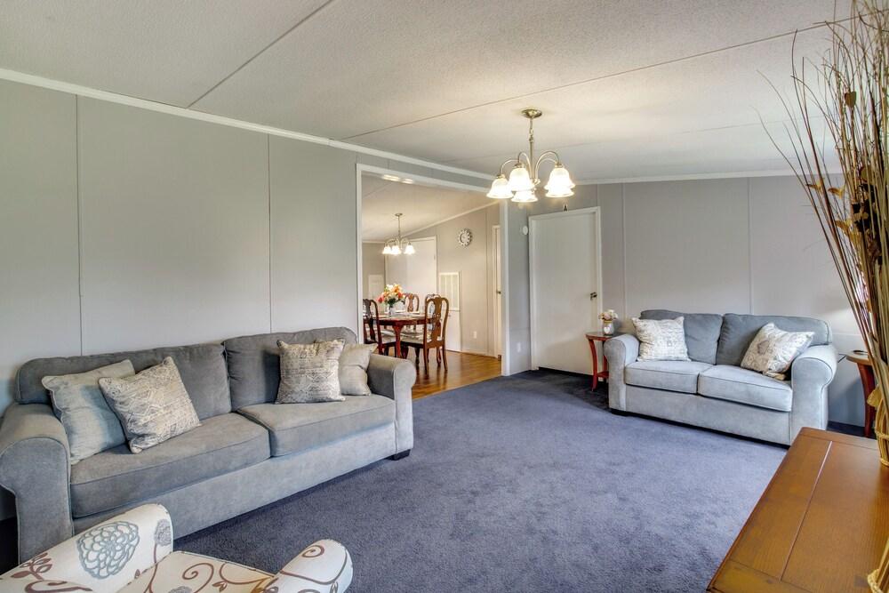 1 Mi to US Marine Base Albany: Cozy Getaway!