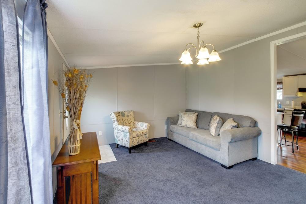 1 Mi to US Marine Base Albany: Cozy Getaway!