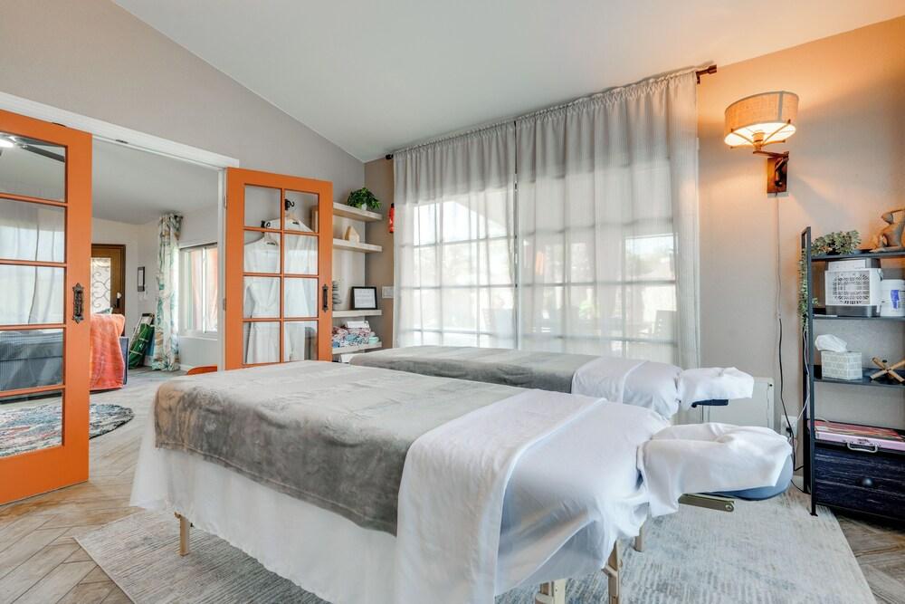 Luxe Outdoor Oasis: 'palm Tree Villa' in Chandler