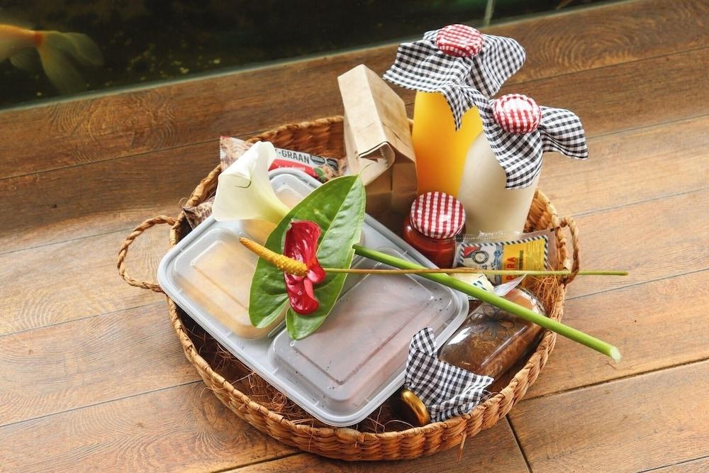 Lakeside Glamping With View, Fire Pit & Hammock