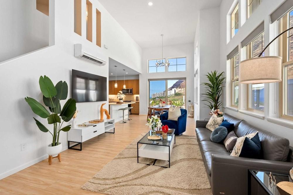 Sleeps 16, 2 Homes Ocean Views, Shared Pool + Gym, Near the Beach Avantstay