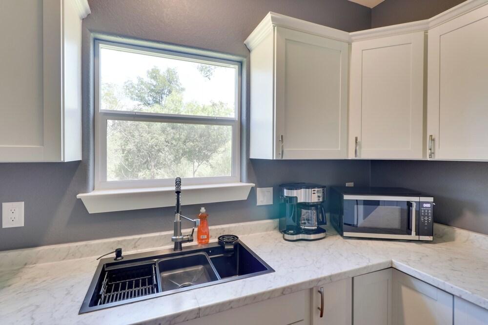 1 Mi to Lake Lbj: Peaceful Home w/ Patio & Yard!