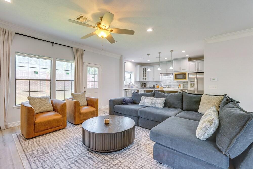 Yard & Workspaces: Luxe Duplex Unit in Houston