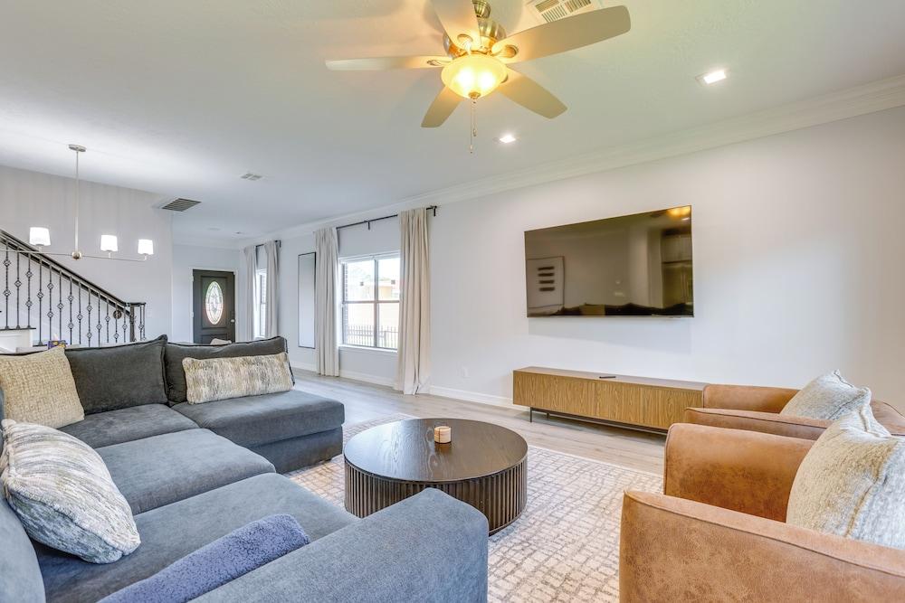 Yard & Workspaces: Luxe Duplex Unit in Houston