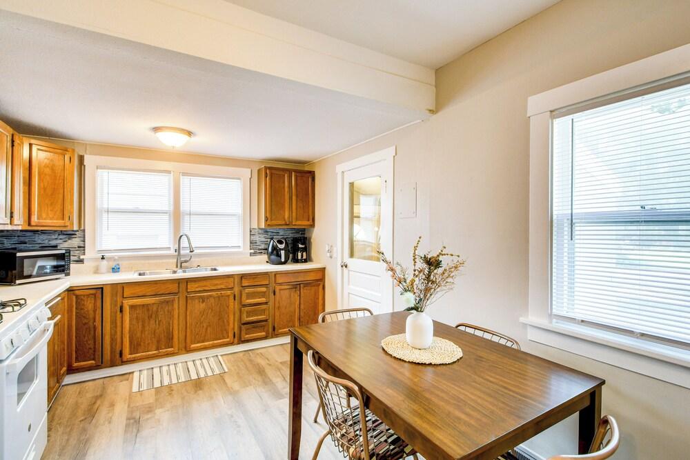 1 Mi to K-state Campus: Central Manhattan Home