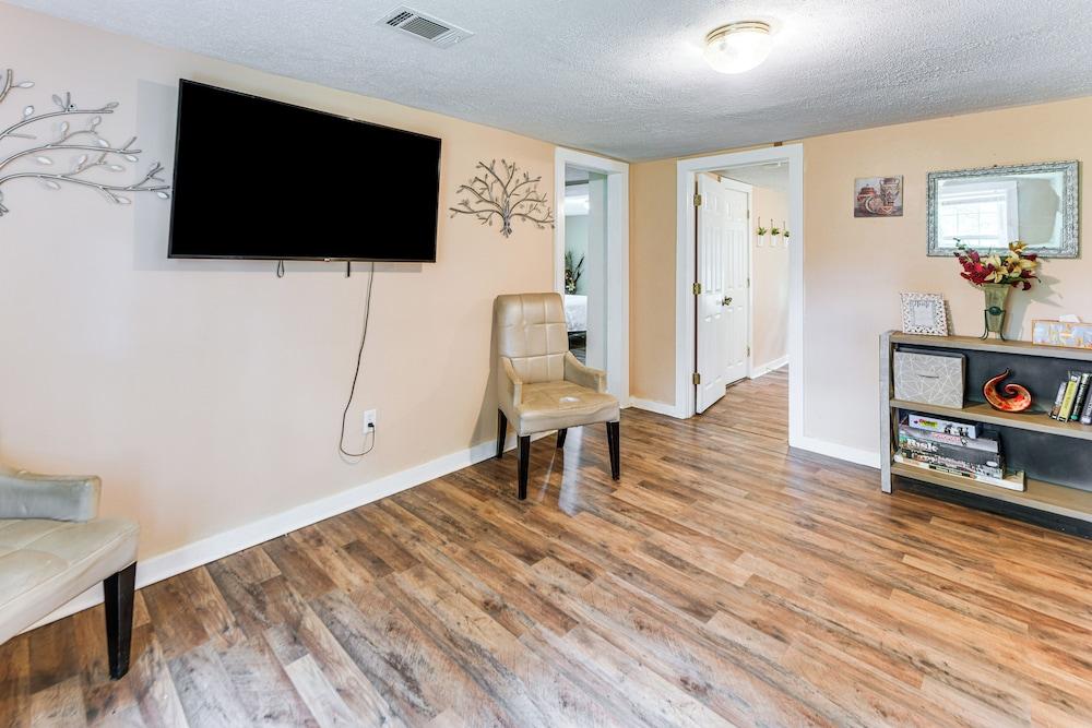 6 Mi to Museum of Aviation: Rural Kathleen Home