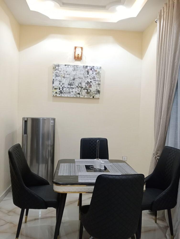 Pinefield Courts Apartmentl