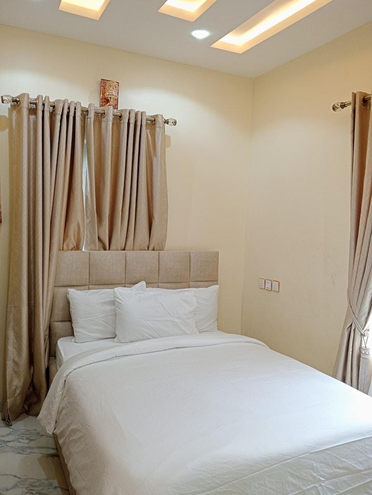 Pinefield Courts Apartmentl