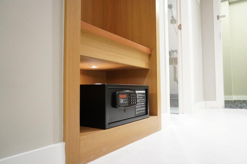 Front One Hotel Papua Lestari