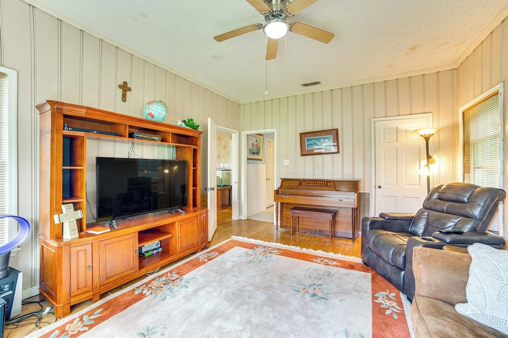 10 Mi to Lake Palestine: Short Distance to Tyler!