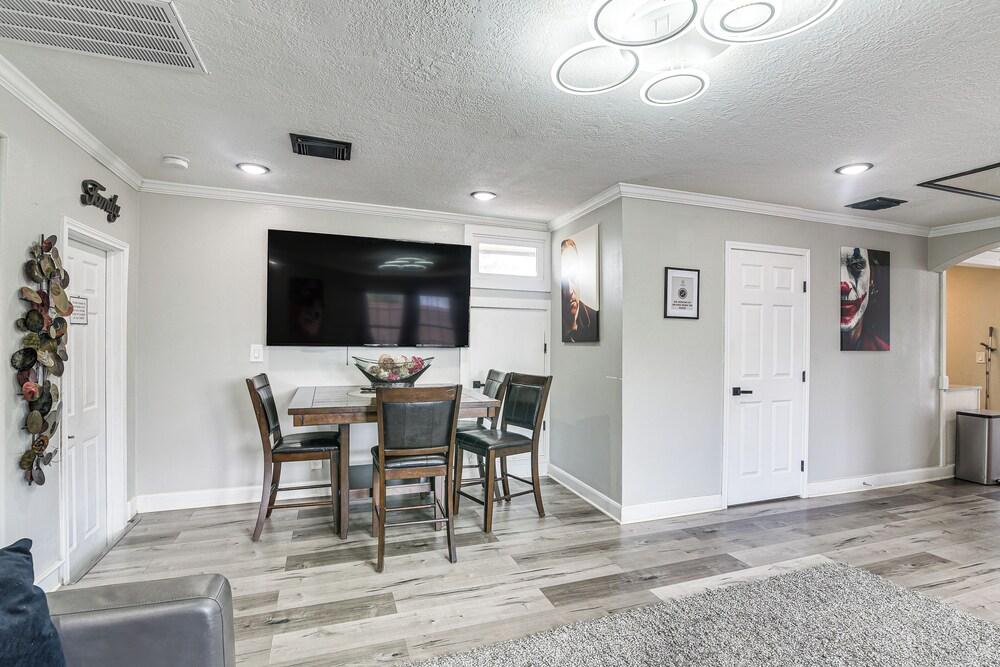 Walkable Apt 2 Mi to Dtwn: Houston Retreat!