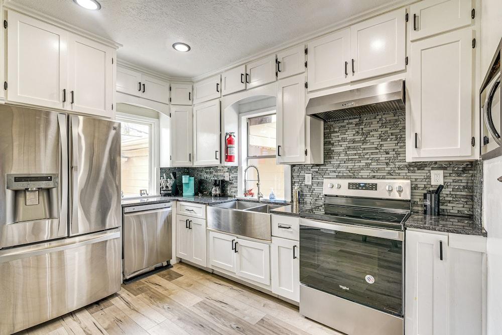 2 Mi to Dtwn: Walkable Apt in Houston!