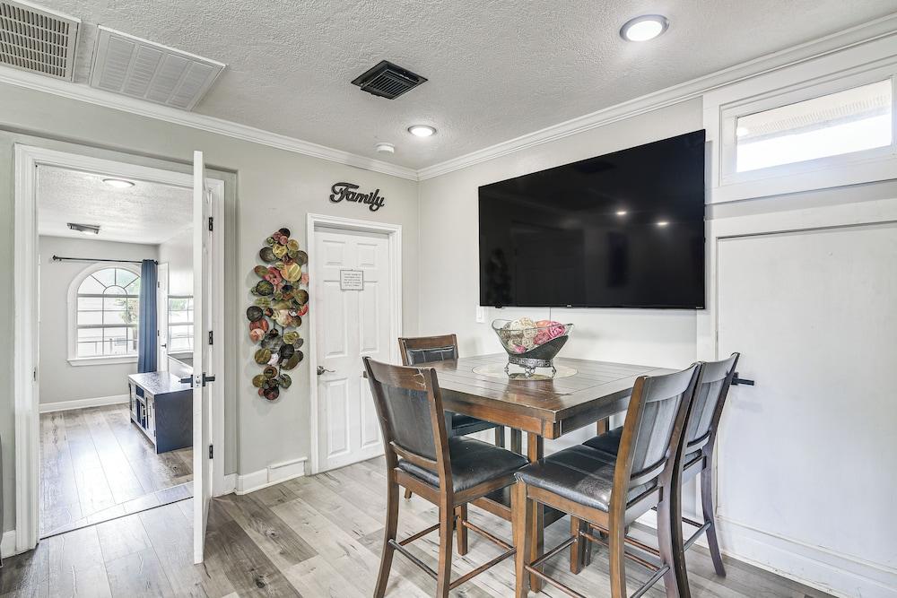 Walkable Apt 2 Mi to Dtwn: Houston Retreat!