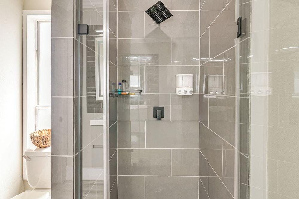 2 Mi to Dtwn, Steps to Dining: Houston Haven!