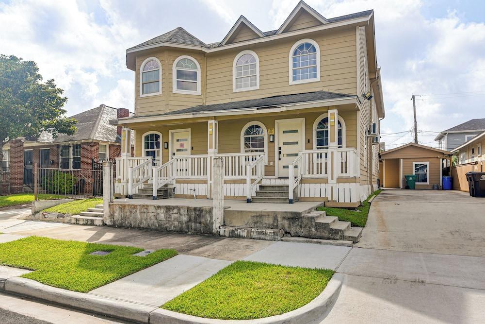 2 Mi to Dtwn, Steps to Dining: Houston Haven!