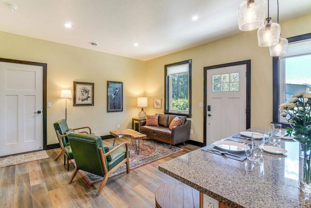 2 Mi to Dtwn Palmer: Custom Valley Home w/ Garage