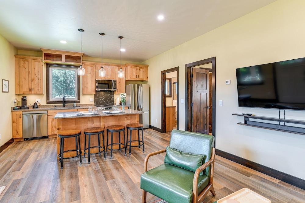 2 Mi to Dtwn Palmer: Custom Valley Home w/ Garage