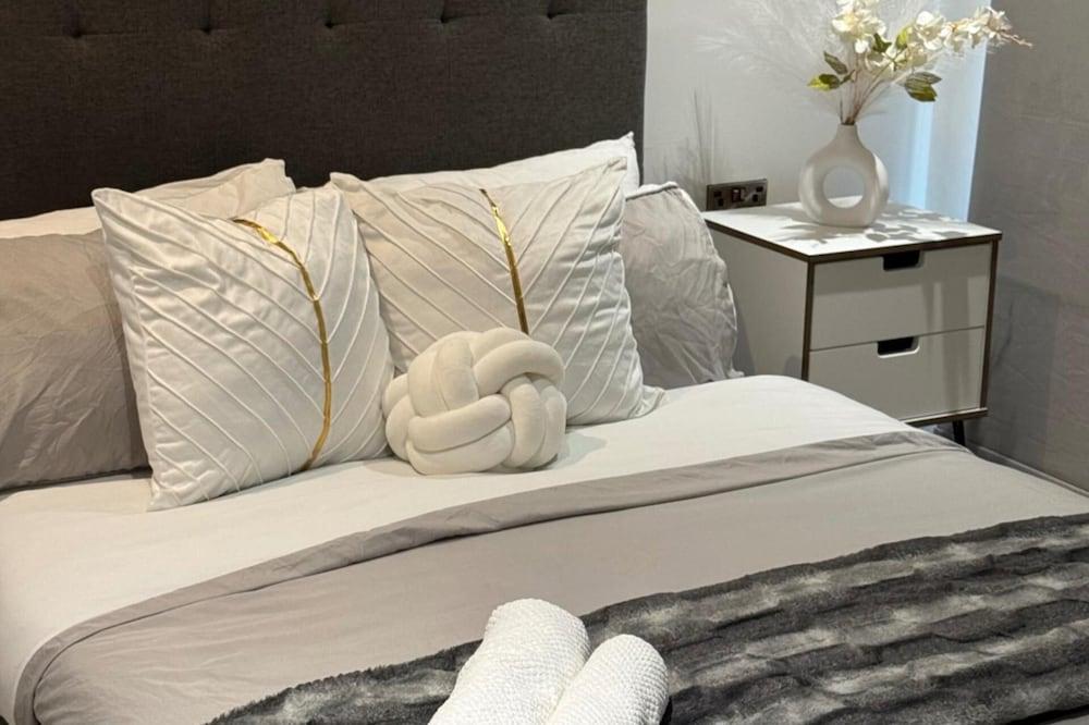 Stylish 2-bed Apt-private Parking-10mins to Centre