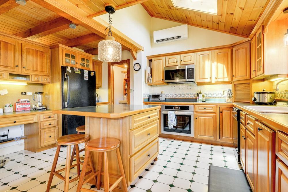 10 Mi to Mt Snow! Grand Estate Built to Entertain