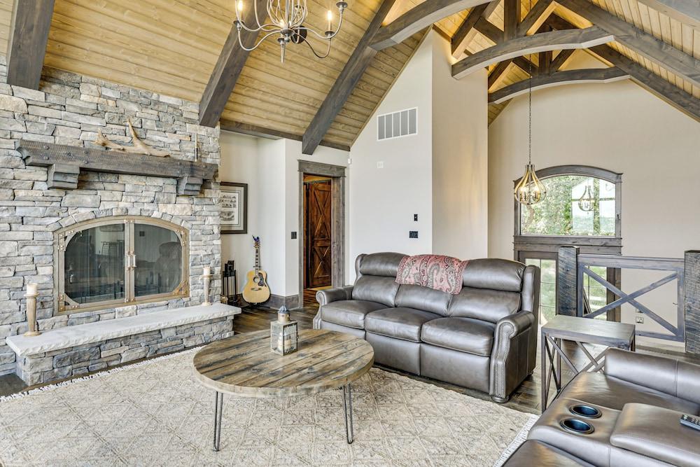 River Views + Wraparound Deck: Dubuque Getaway