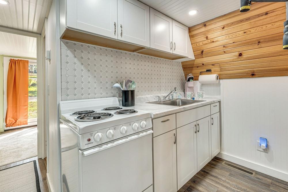 Cozy Cabin w/ Deck & Boat Launch Access in Lampe!