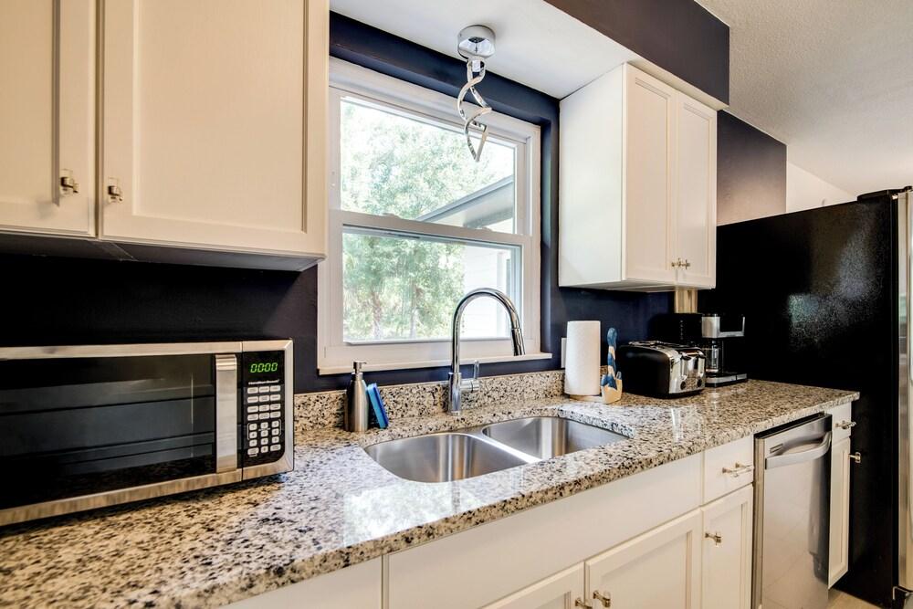 Tree-lined Retreat 4 Mi to Three Sisters Springs!