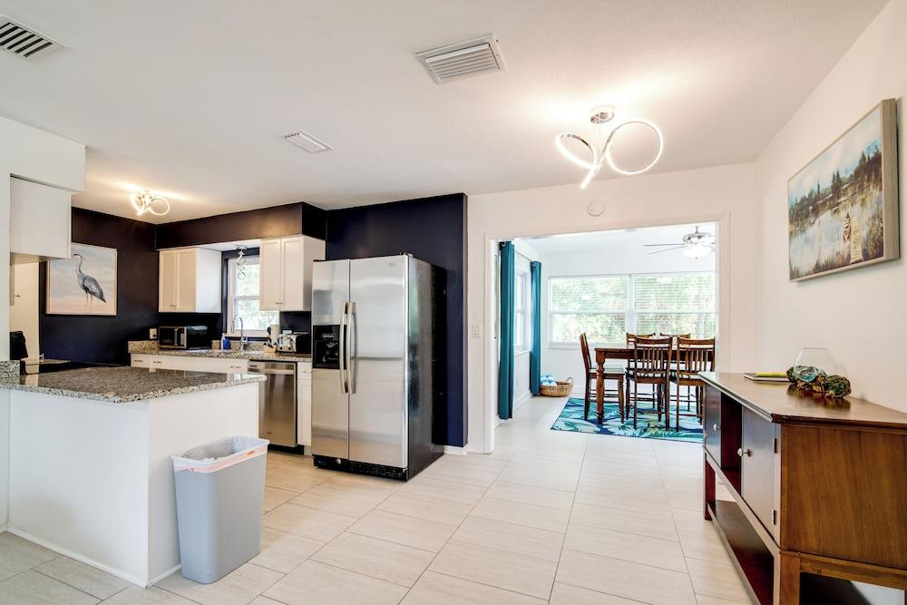 Tree-lined Retreat 4 Mi to Three Sisters Springs!