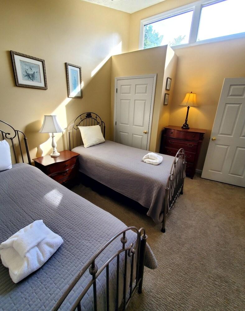 Serene Mountain Chalet Retreat