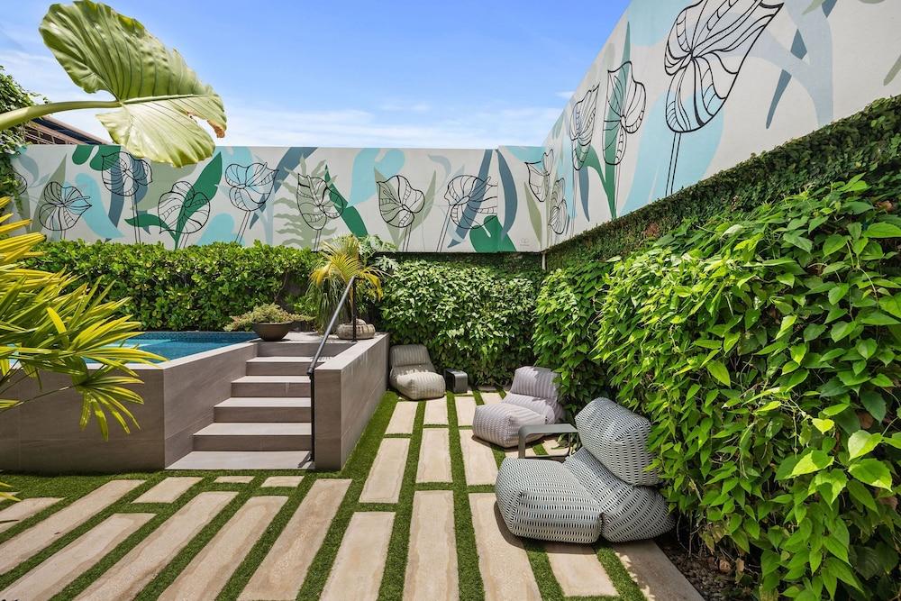 At Oceanpark Cocktail Bar AC Saltwater Pool