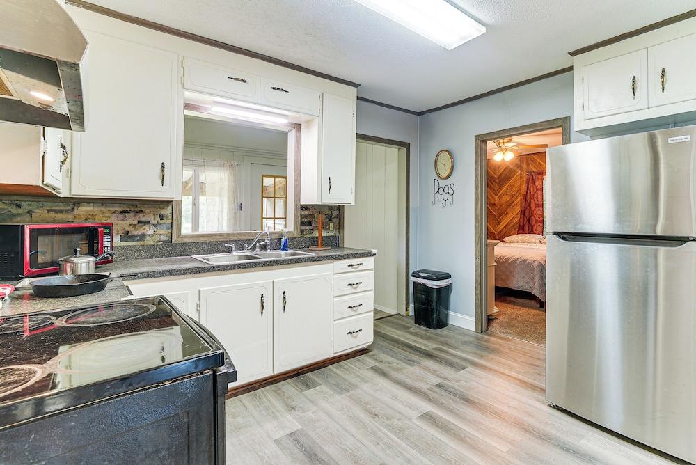 Screened Patio + Fire Pit: Peaceful Marshall Home