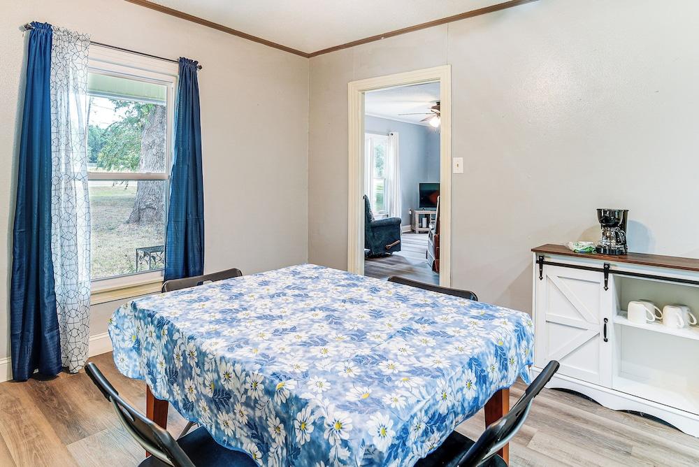 Screened Patio + Fire Pit: Peaceful Marshall Home